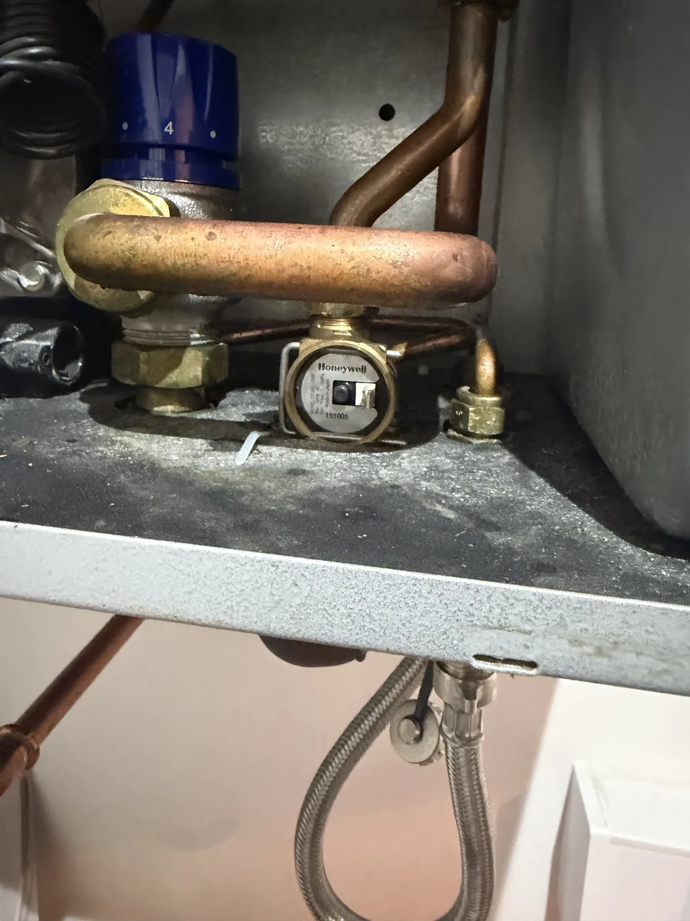 Honeywell flow switch fitted inside the heat interface unit before replacement