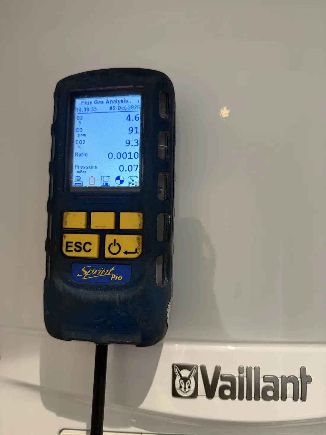 Flue gas analyser screen showing O2 4.6 per cent, CO 91 ppm, CO2 9.3 per cent and a CO/CO2 ratio of 0.0010 on the Vaillant