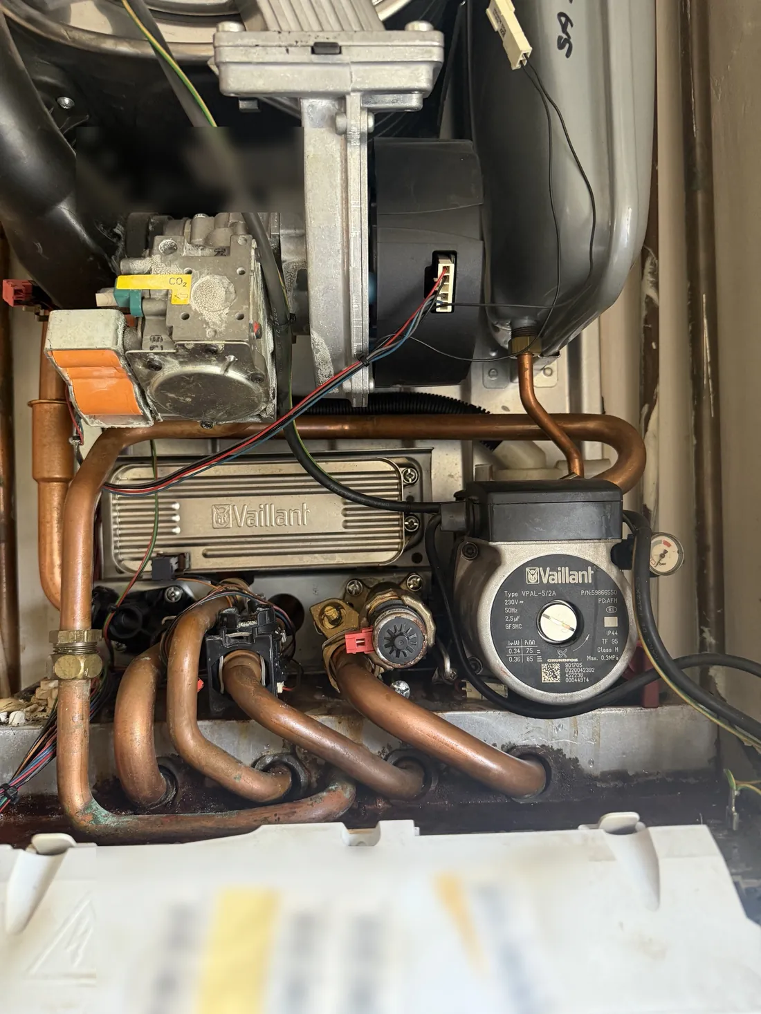 Vaillant ecoTEC pro 28 hydraulics with the new diverter valve fitted beside the pump