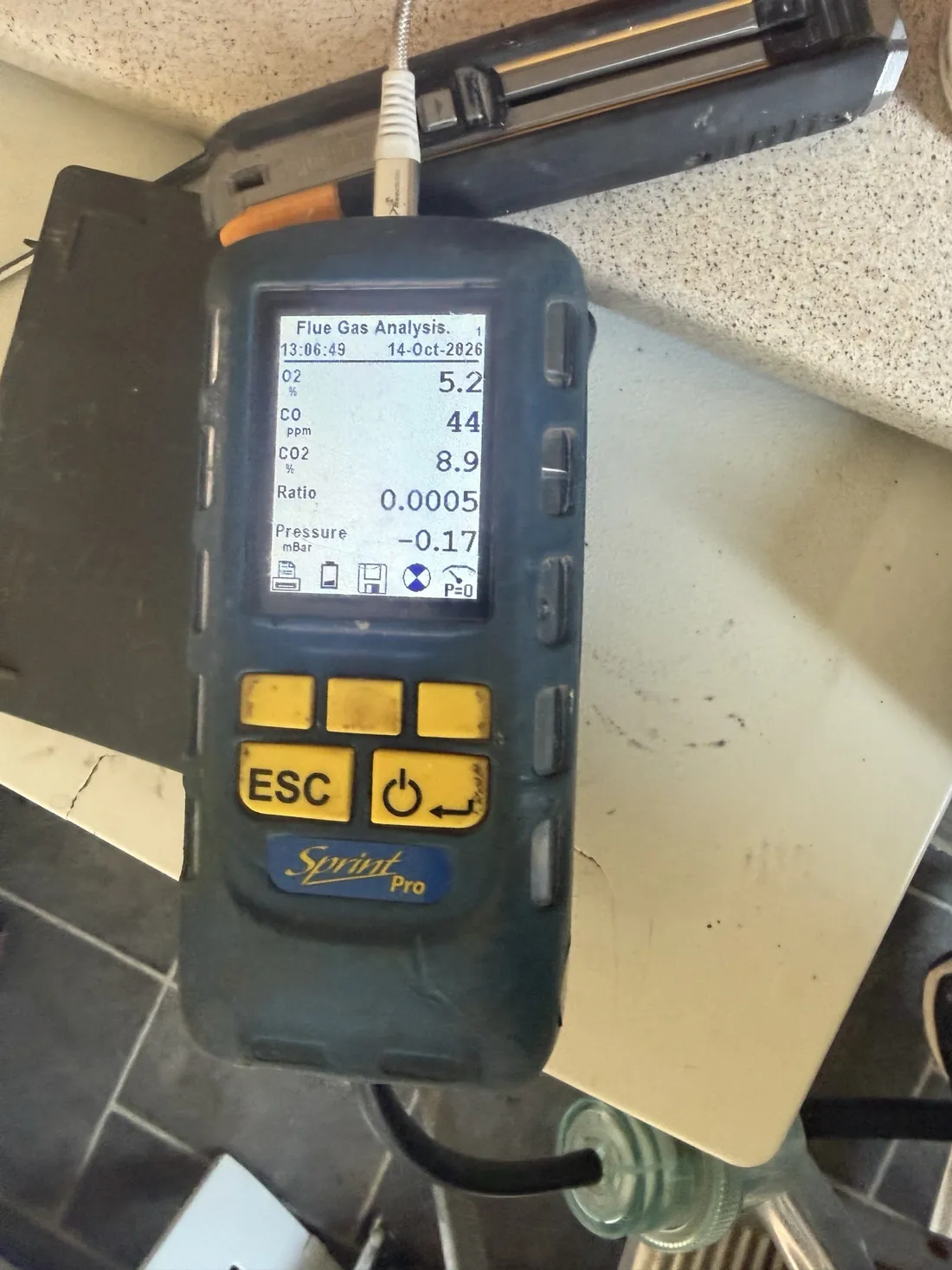 Flue gas analyser showing O2 5.2 percent, CO 44 ppm, CO2 8.9 percent and a CO/CO2 ratio of 0.0005
