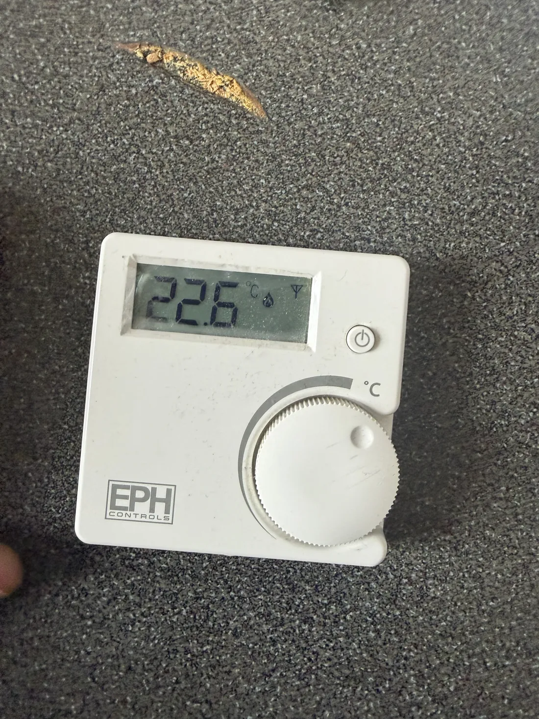 EPH Controls wireless room thermostat working again after new batteries, reading 22.6 degrees